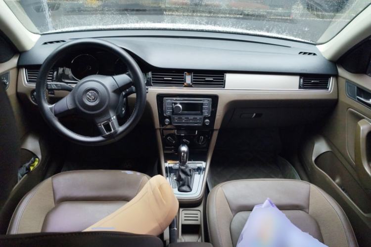 Used Volkswagen Bora 2014 1.6L Automatic Comfort Model Center Console