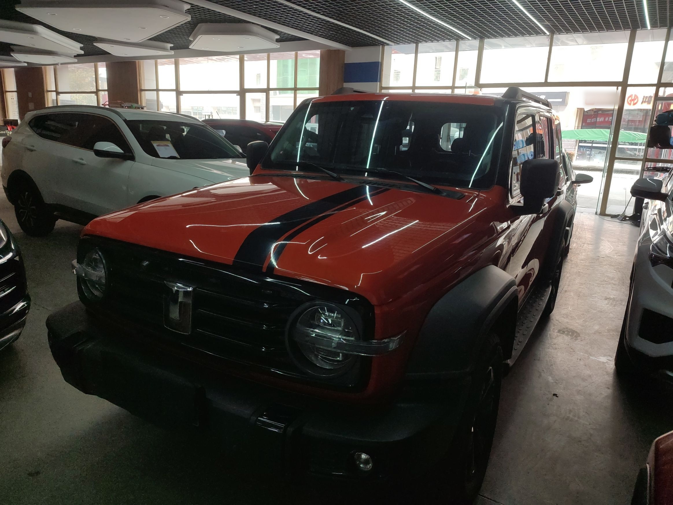 تحت مقدمة السيارة