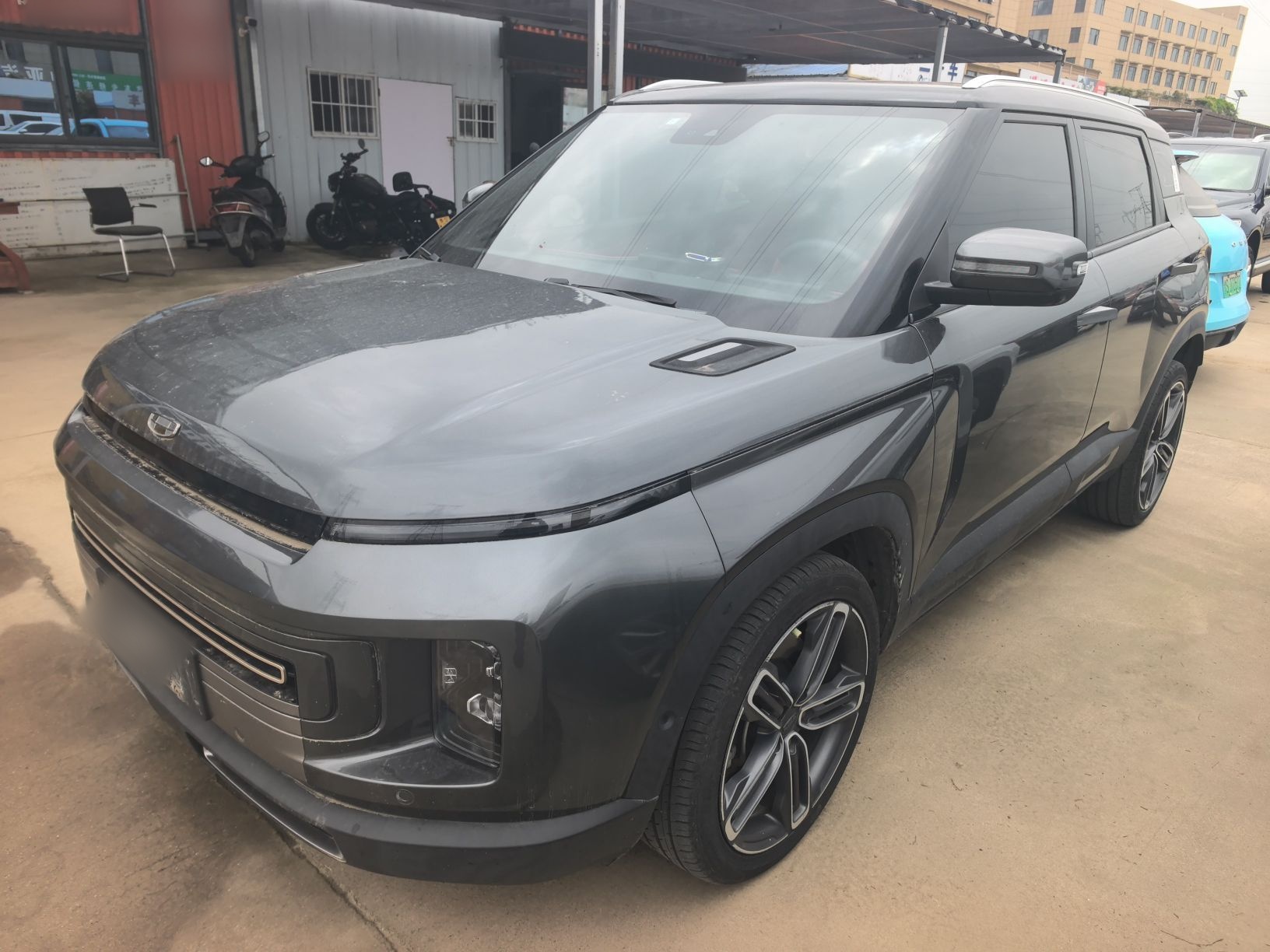 تحت مقدمة السيارة