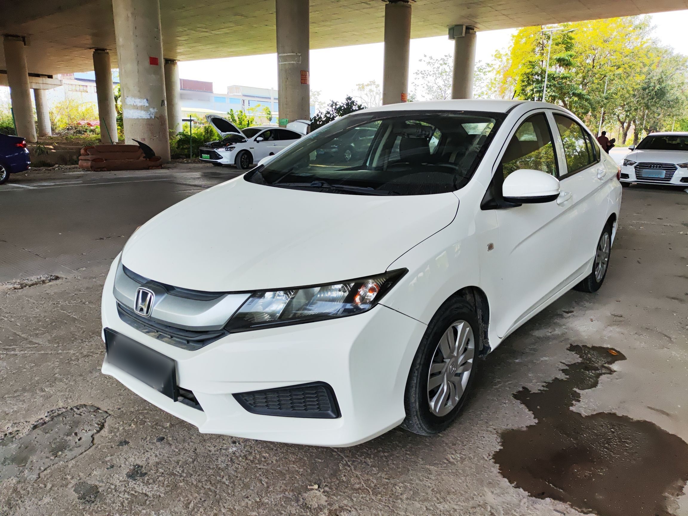 تحت مقدمة السيارة