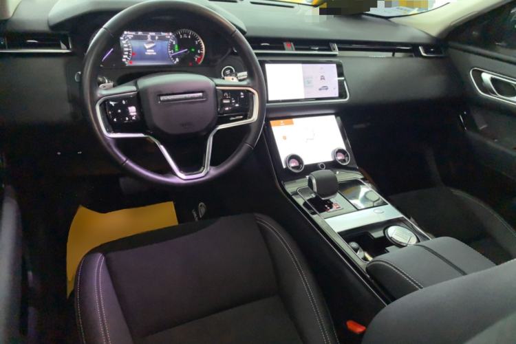 Used Land Rover Range Velar 2022 250 PS Center Console