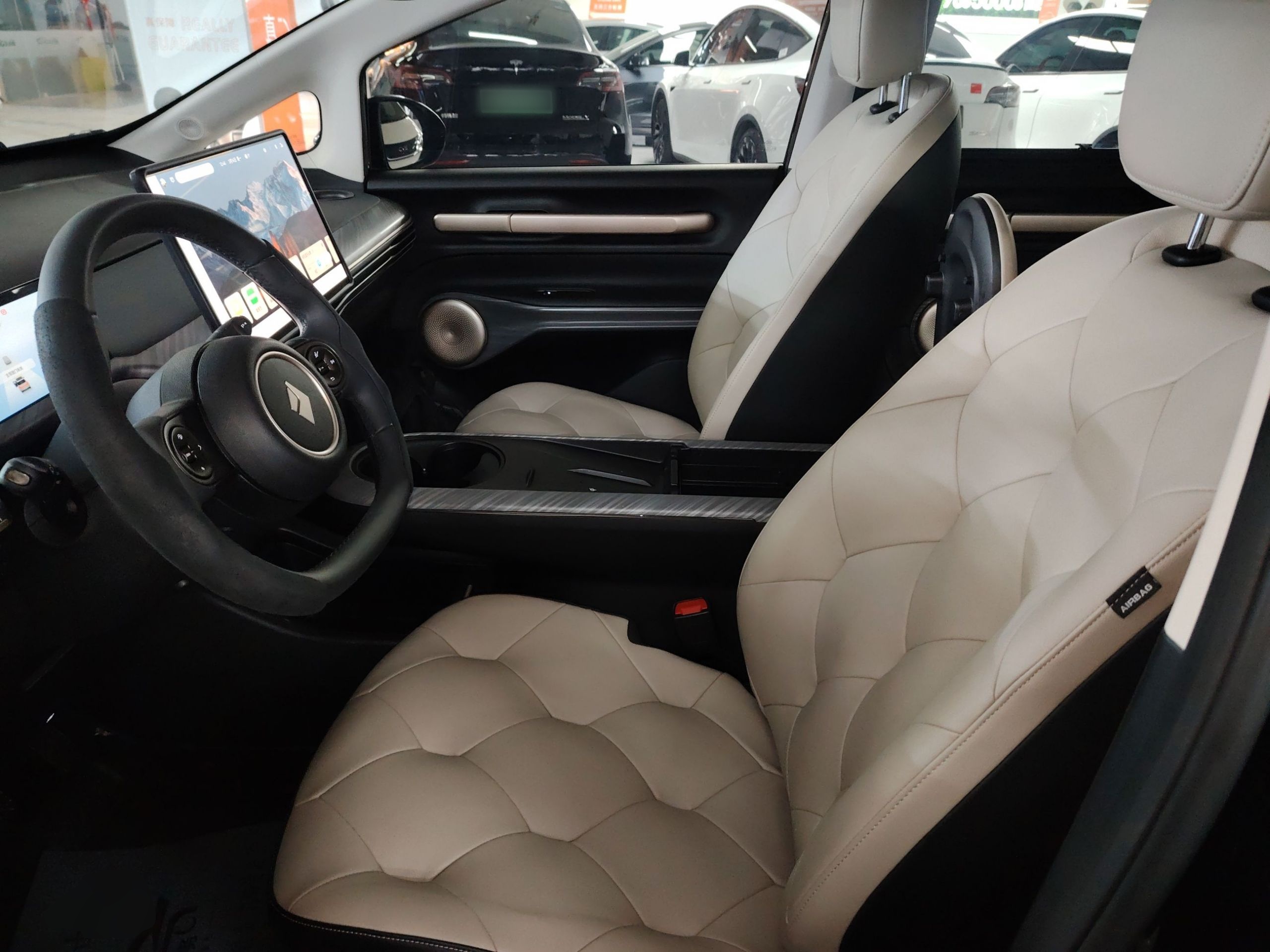 المقاعد الأمامية داخل السيارة