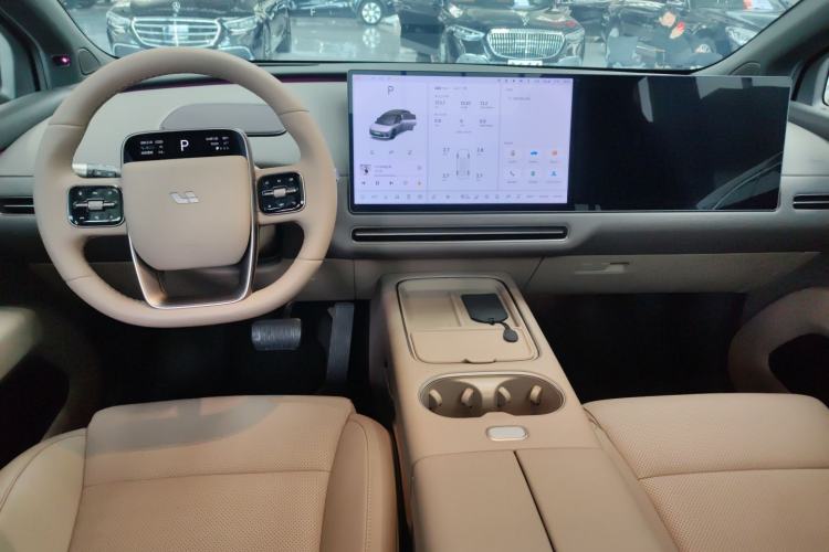 Used Li Auto i6 2025 Model Two-Wheel-Drive Standard Type Center Console