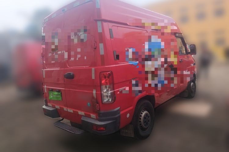 Used Iveco Daily 2021 2.8T V35 VAN厢式 van 3-seater short wheelbase mid-roof design single-tire manual doors