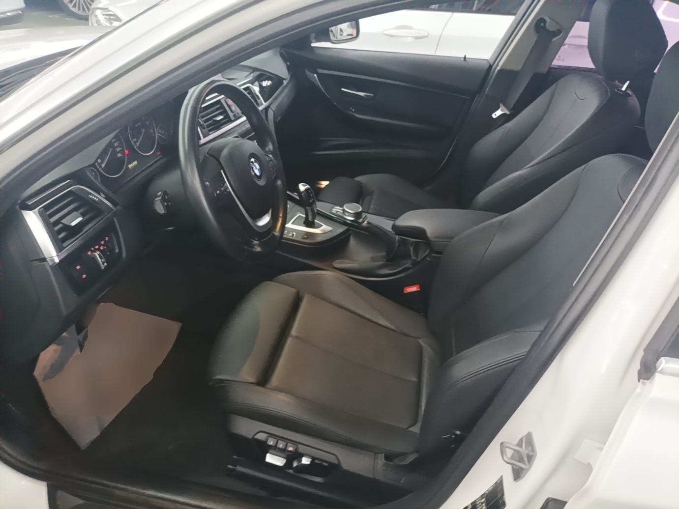 Vordere Reihe im Auto