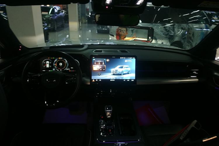 Used GAC Trumpchi GS8 2022 Dual-Engine Series 2.0TM Four-Wheel Drive Prestige Edition (6 Seats) Center Console