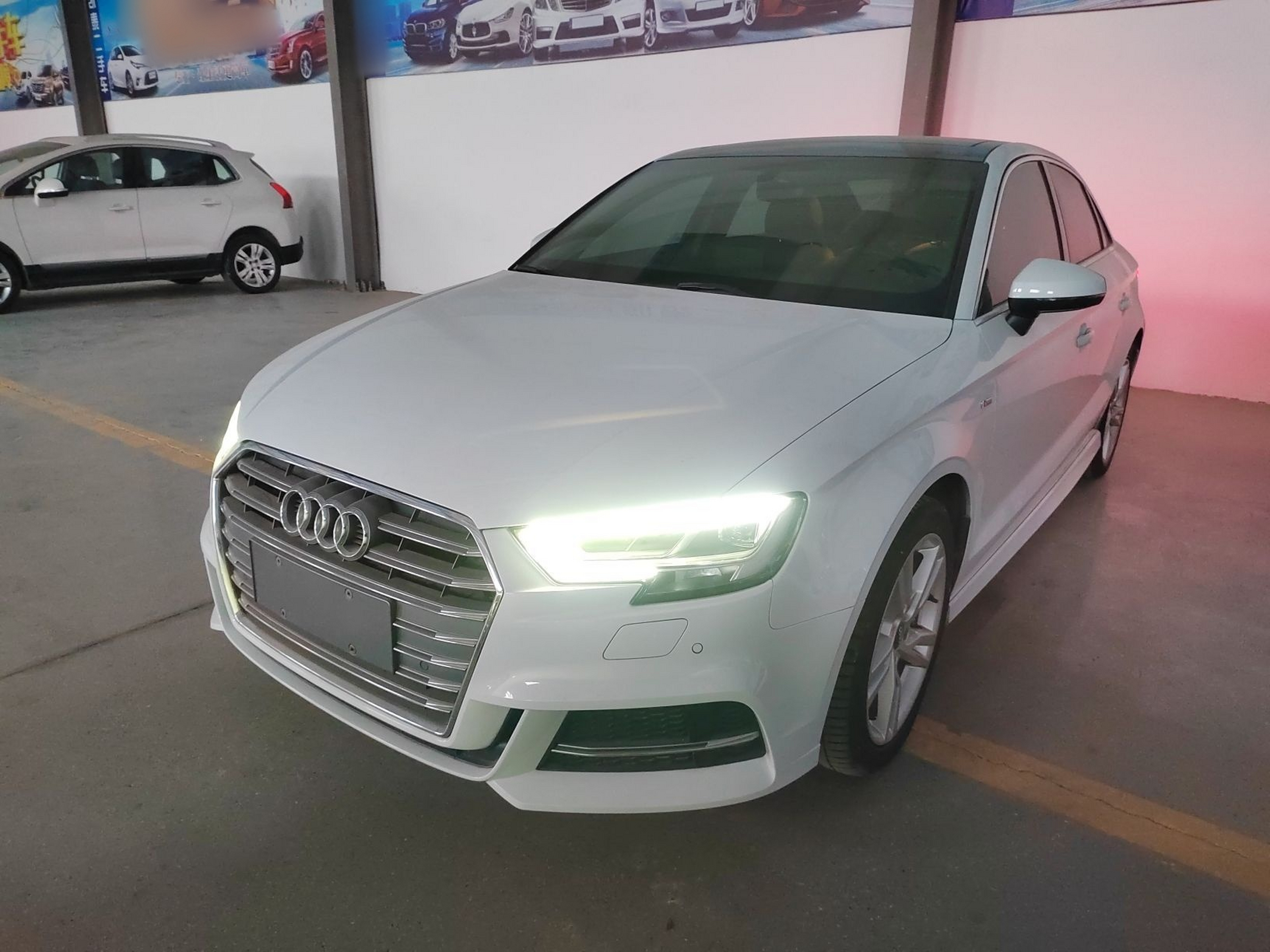 تحت مقدمة السيارة