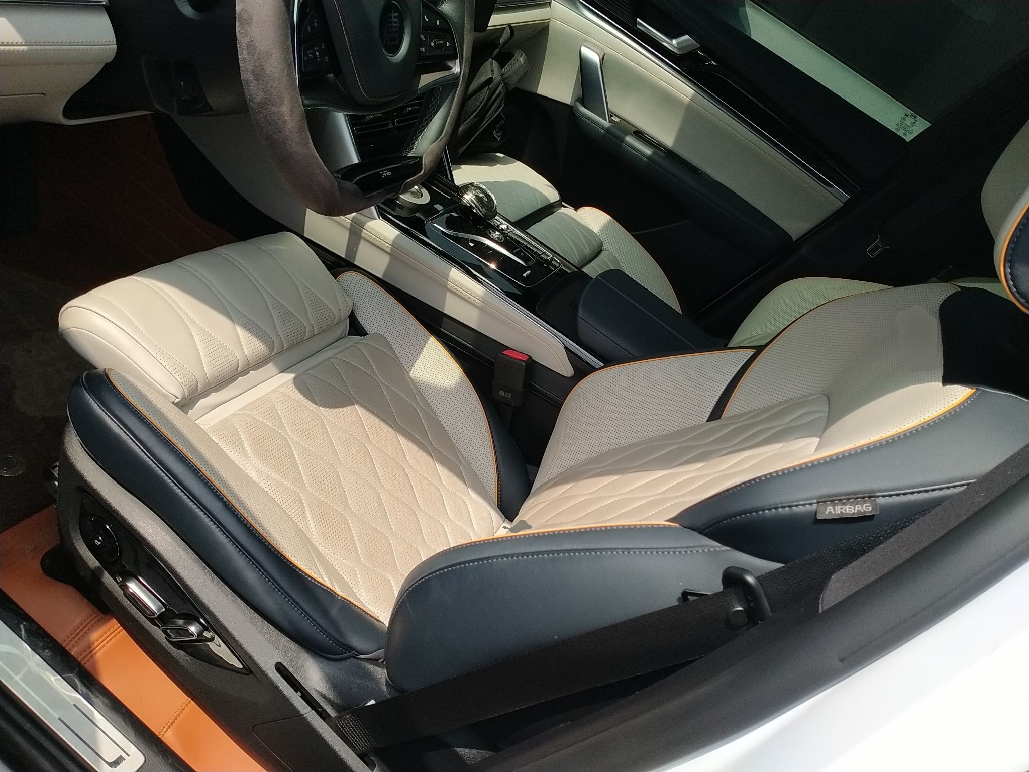 المقاعد الأمامية داخل السيارة