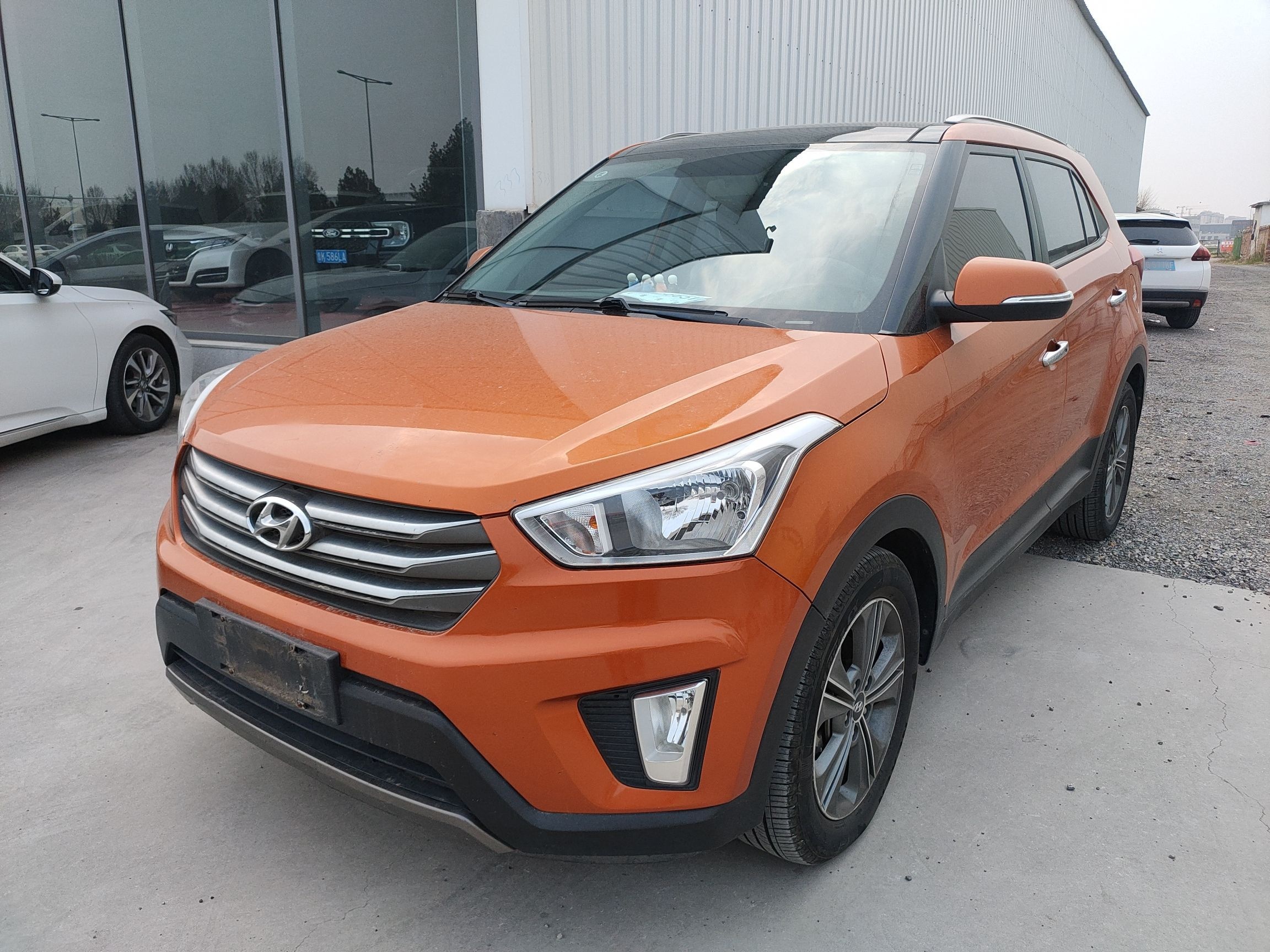 Под передней частью автомобиля