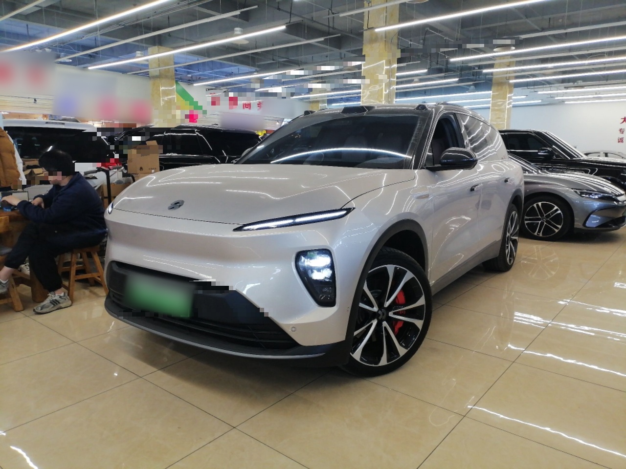 تحت مقدمة السيارة