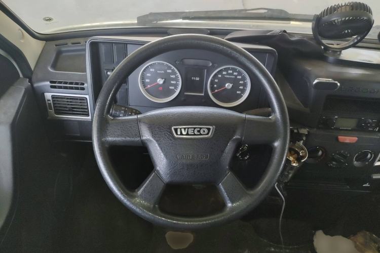 Used Iveco Daily 2021 2.5T A35 M1 Passenger Van 5-9 Seater Short Wheelbase Mid-Roof Design Dual Tires Manual Doors