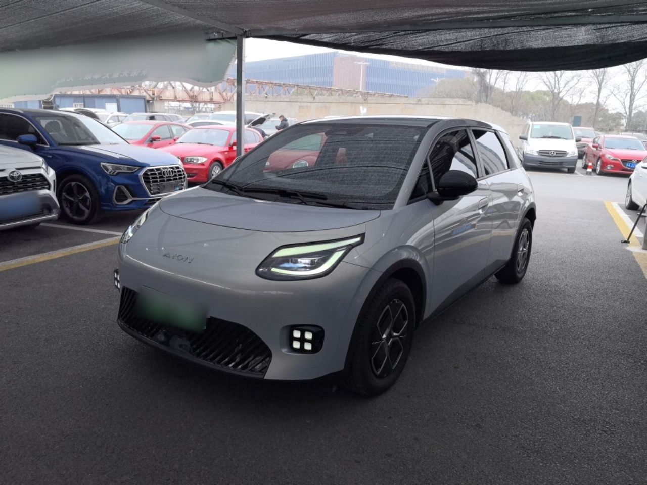 تحت مقدمة السيارة