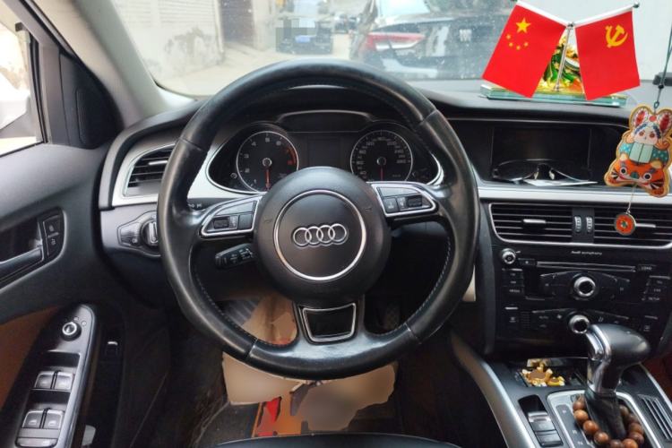 Used Audi A4L 2013 35 TFSI Automatic Standard Model Steering Wheel