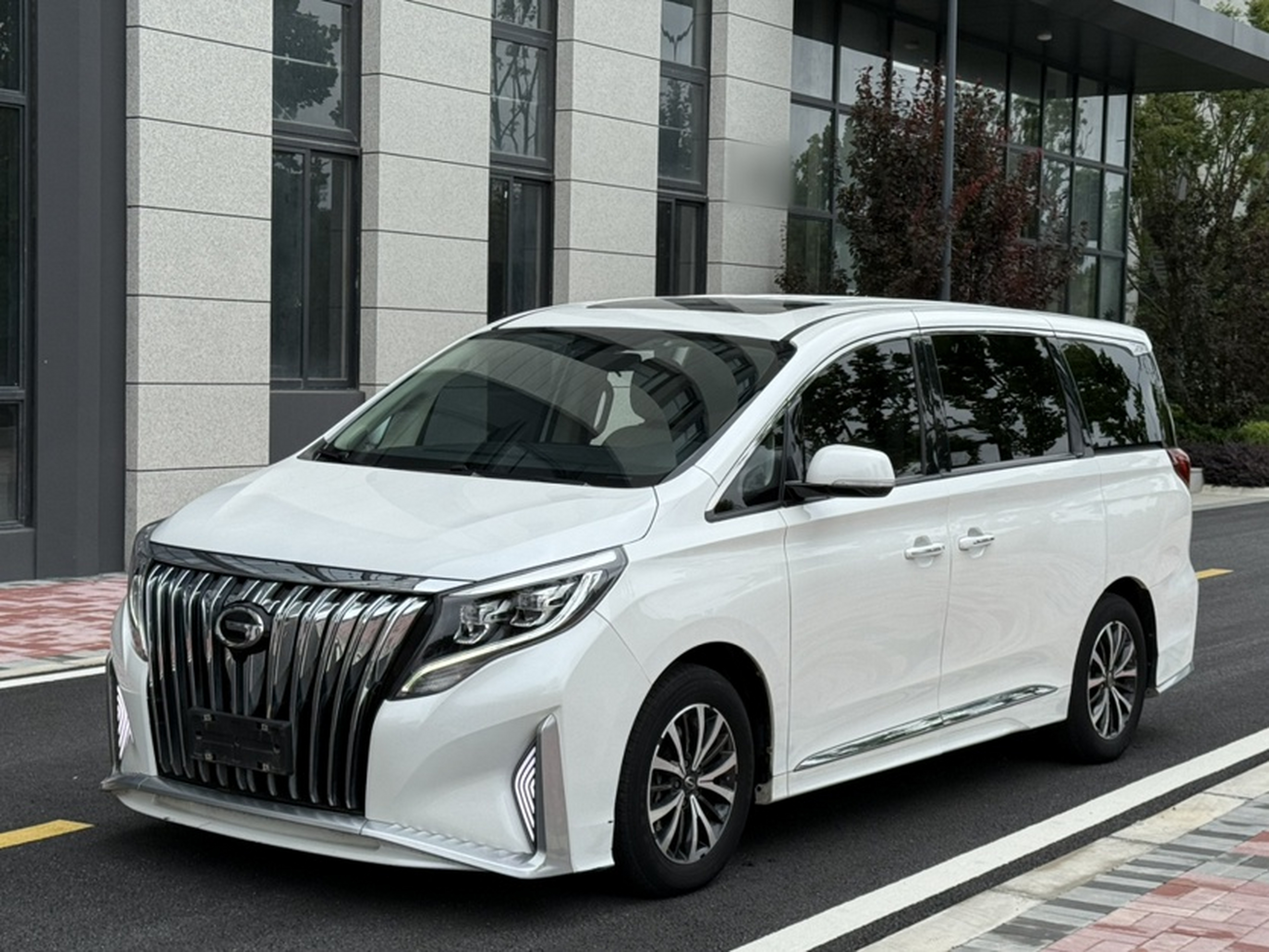 Unter der Vorderseite des Autos
