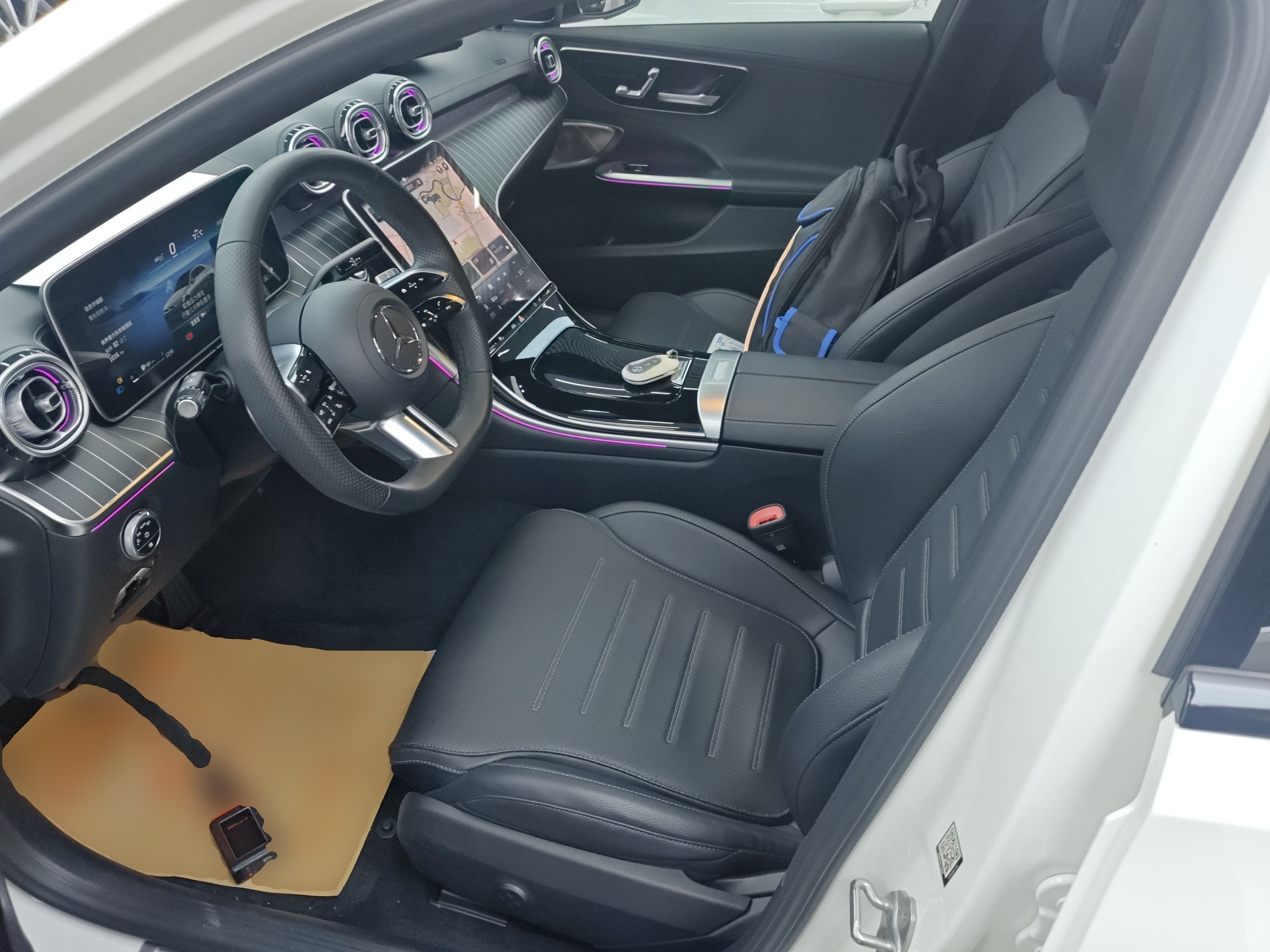 المقاعد الأمامية داخل السيارة