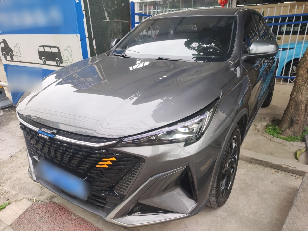 Под передней частью автомобиля