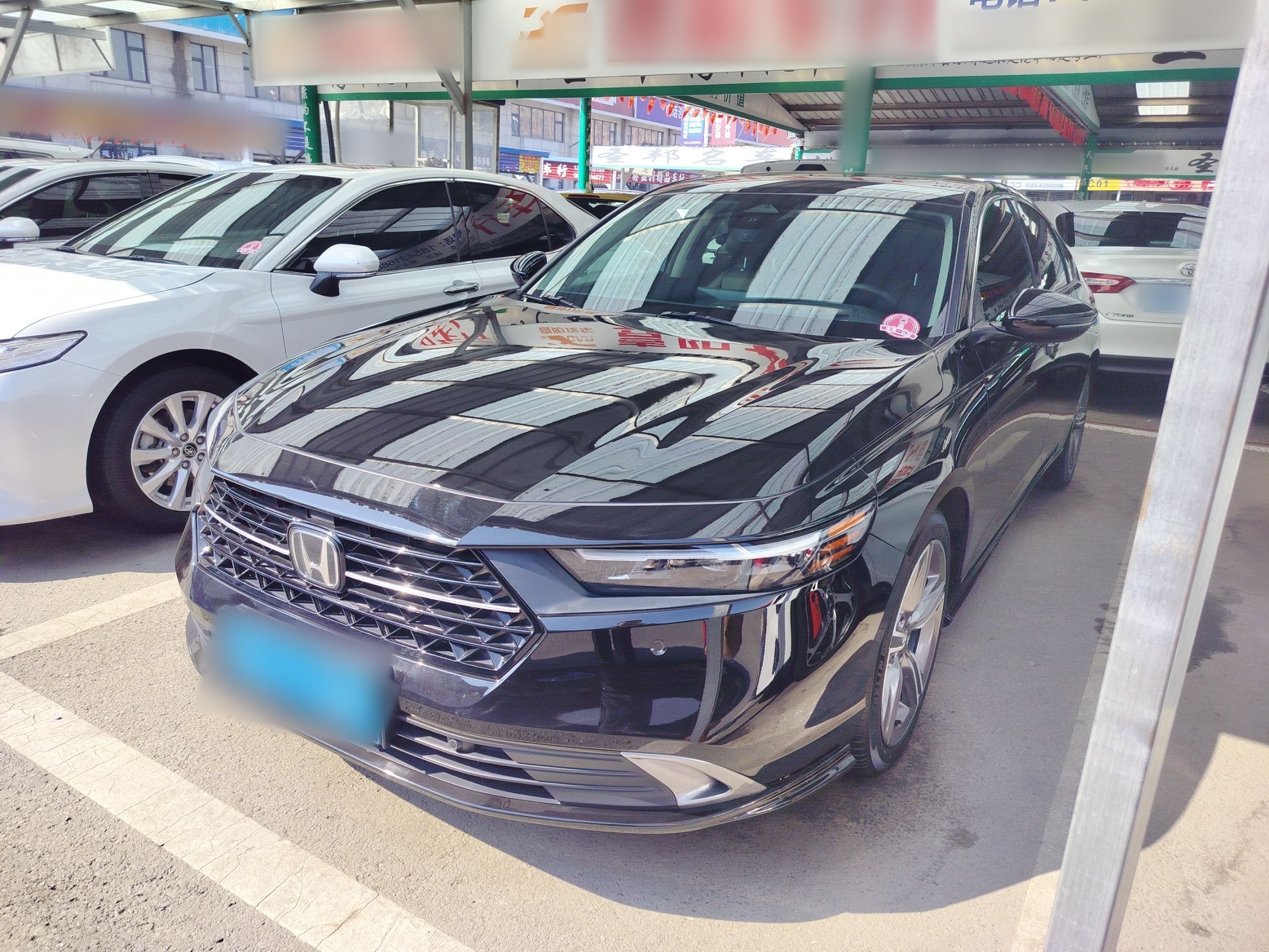 تحت مقدمة السيارة