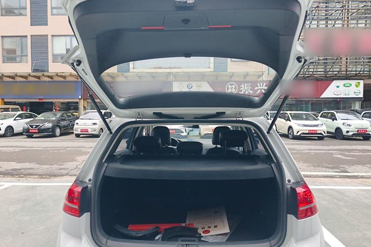 Used Volkswagen Golf 2016 1.6L Automatic Fashion Model Trunk