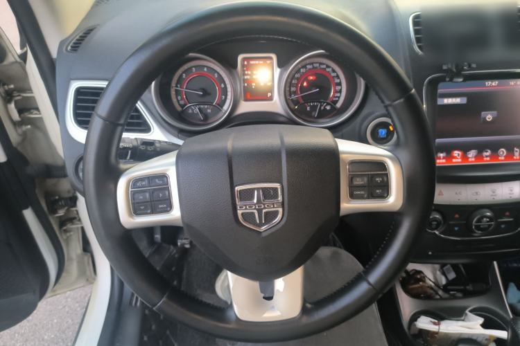 Used Dodge Journey 2013 2.4L Two-Wheel Drive Luxury Version Steering Wheel