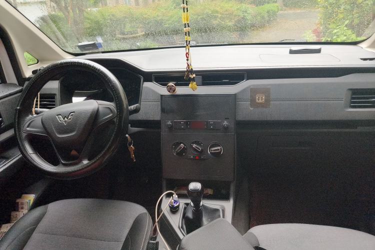 Used Wuling Hongguang PLUS 2020 1.5L Manual Standard Edition 5 Seats Center Console