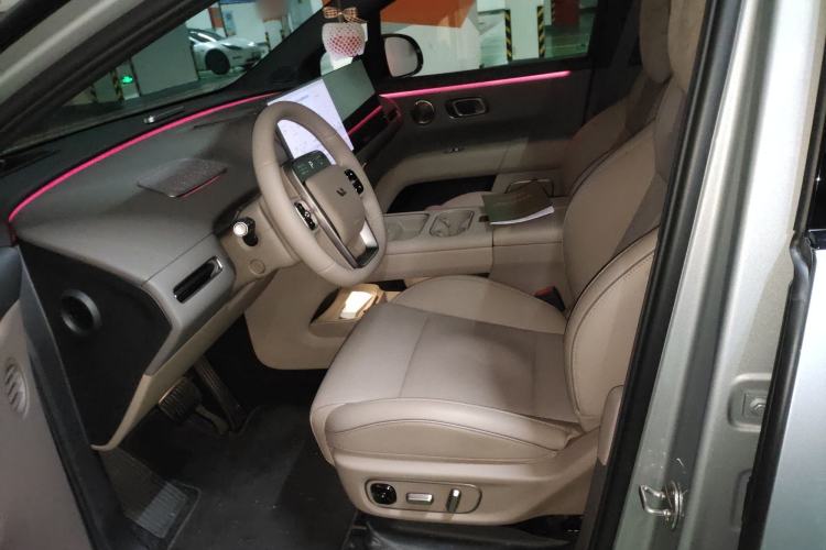 Used Li Auto i6 2025 Model Four-Wheel-Drive Standard Type
