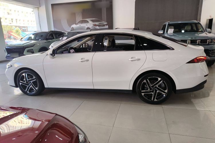 Used Roewe D7 2023 DMH 125km Superior Edition
