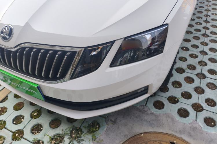 Used Skoda Octavia 2018 1.6L Automatic Comfort Edition Left Front Headlight