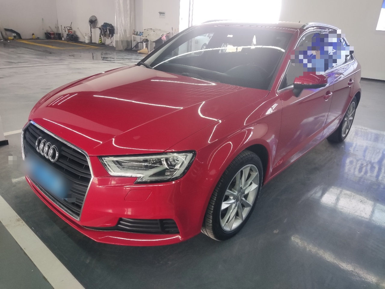 تحت مقدمة السيارة