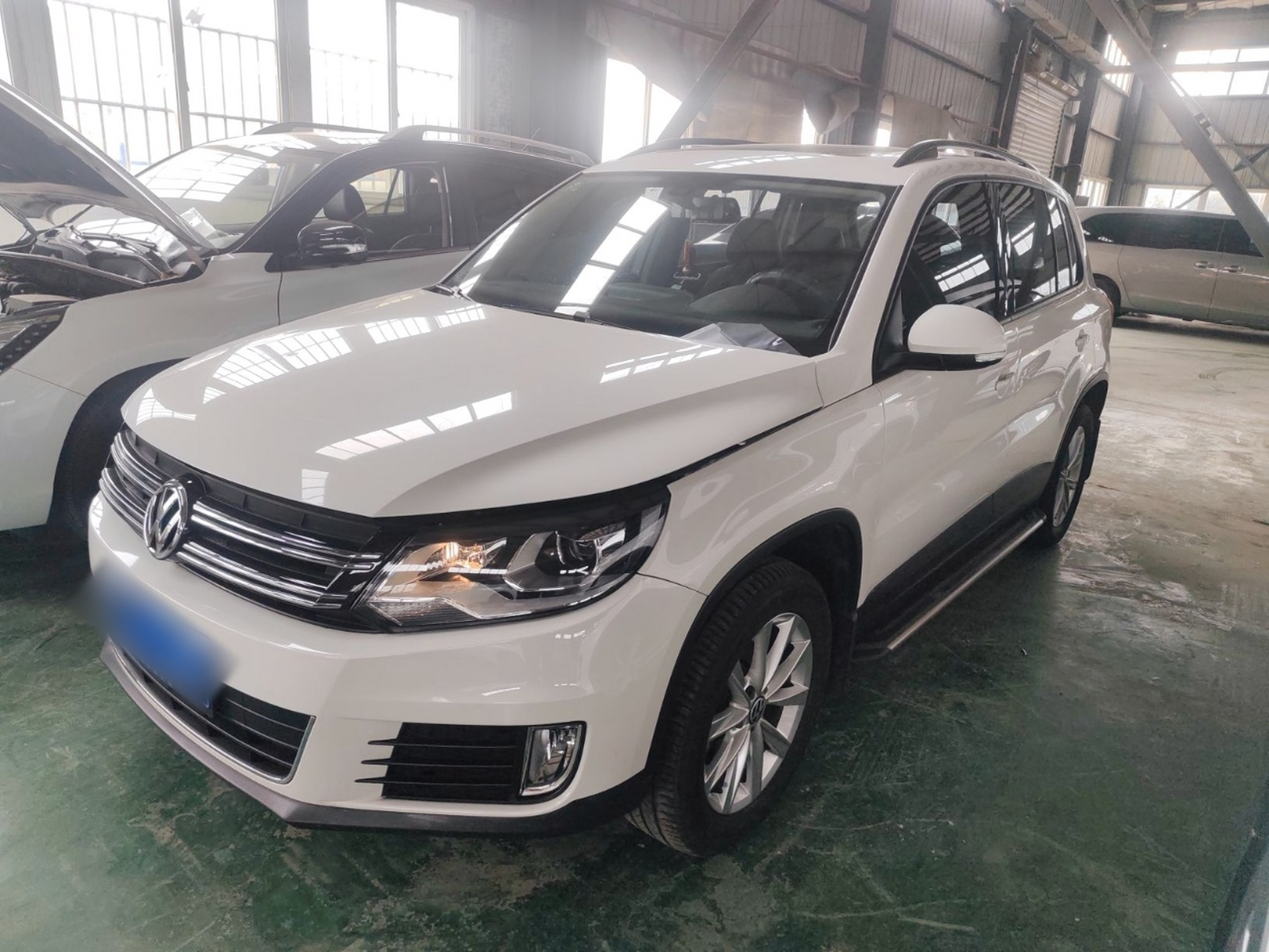 تحت مقدمة السيارة