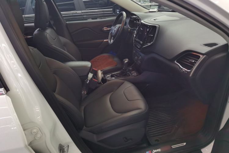 Used Jeep Cherokee 2019 2.0T Four-Wheel Drive Explorer Edition China V