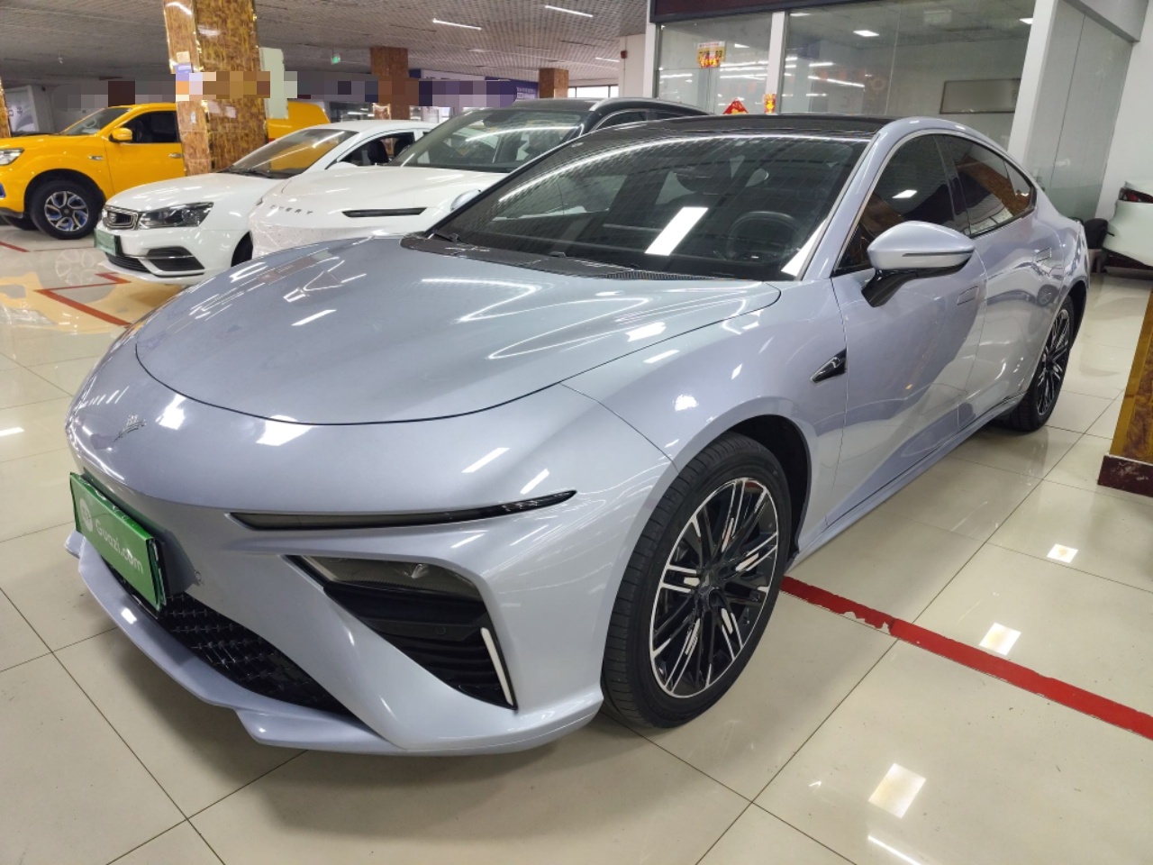 Под передней частью автомобиля