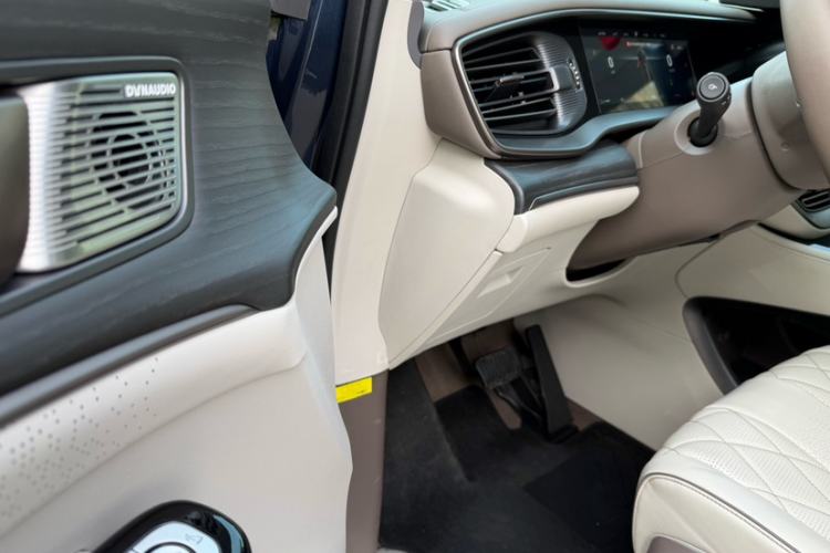 Used Denza D9 2022 DM-i 970 Four-Wheel Drive Prestige Model
