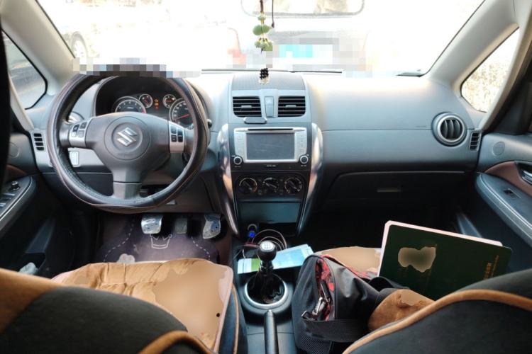 Used Suzuki SX4 2012 1.6L Manual Ruiqi Model Center Console