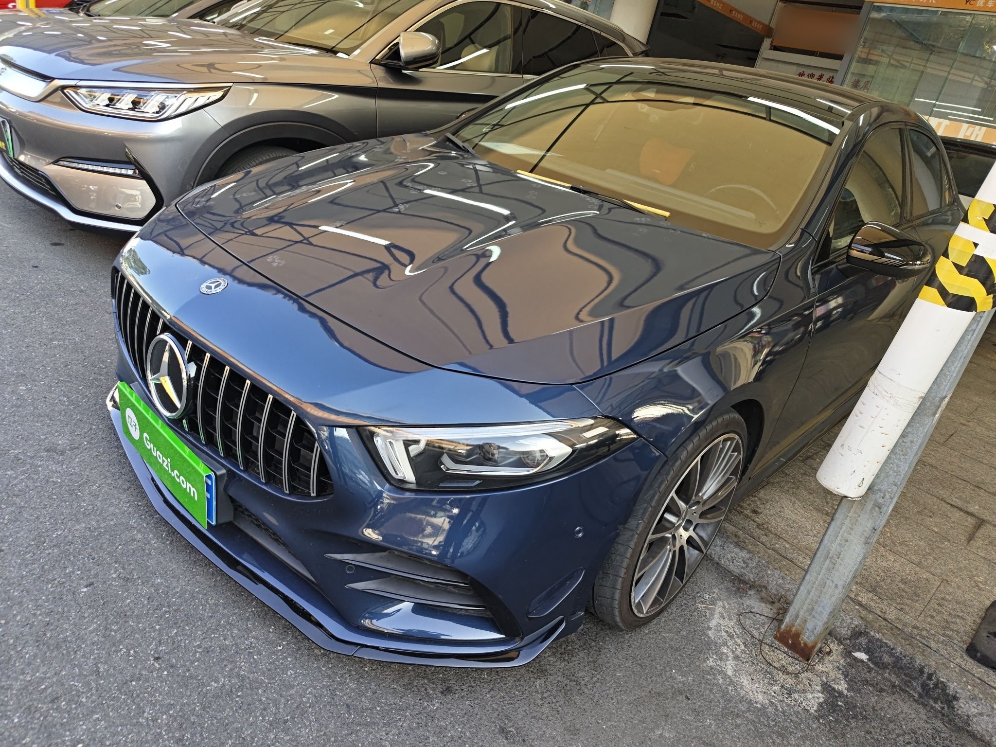 تحت مقدمة السيارة