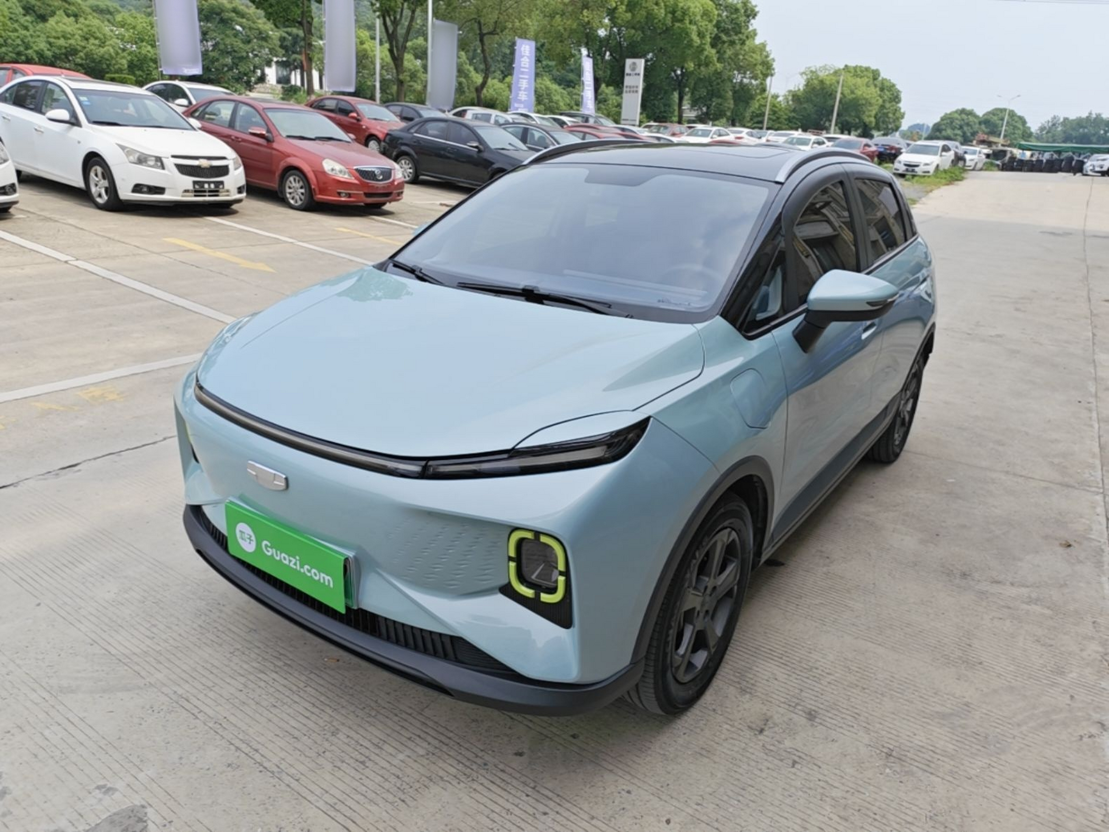 Unter der Vorderseite des Autos