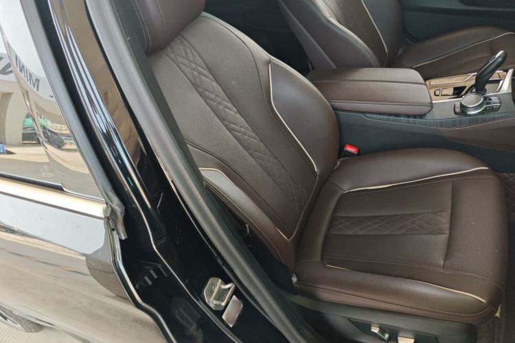 Used BMW 5 Series 2021 Facelifted 530Li Leading Edition M Sport Package Right Front Seat