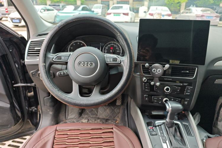 Used Audi Q5 2017 Plus 40 TFSI Technology Model Center Console