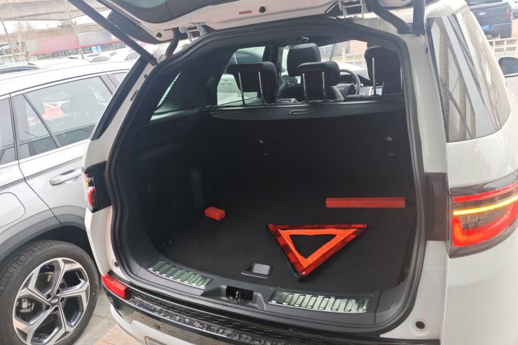 Used Land Rover Discovery Sport 2021 249 PS R-Dynamic S Performance Edition Trunk