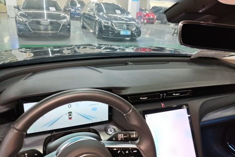 Used Hongqi H5 2024 2.0T Automatic Smart Connect Flagship Edition Center Console