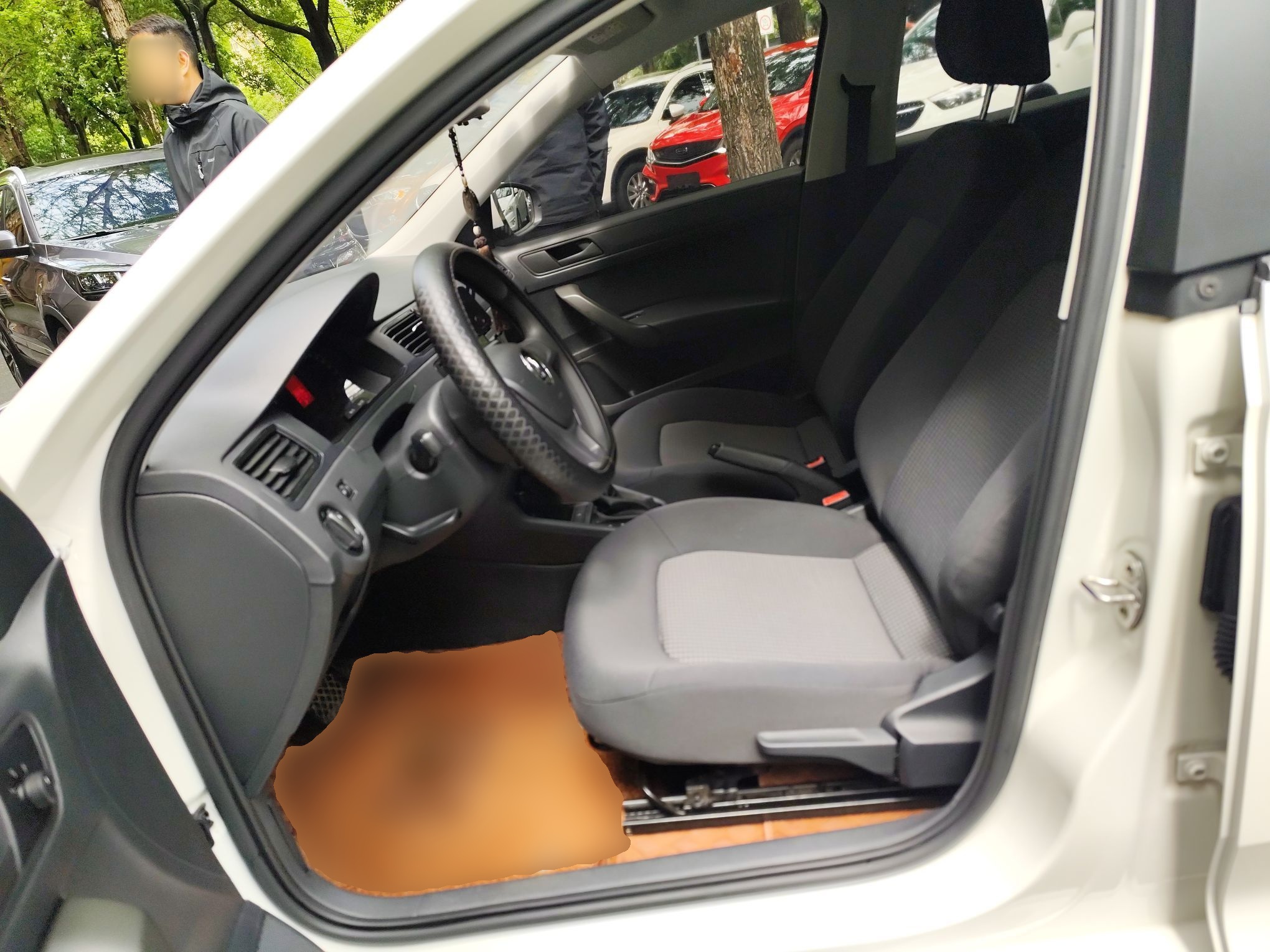 المقاعد الأمامية داخل السيارة