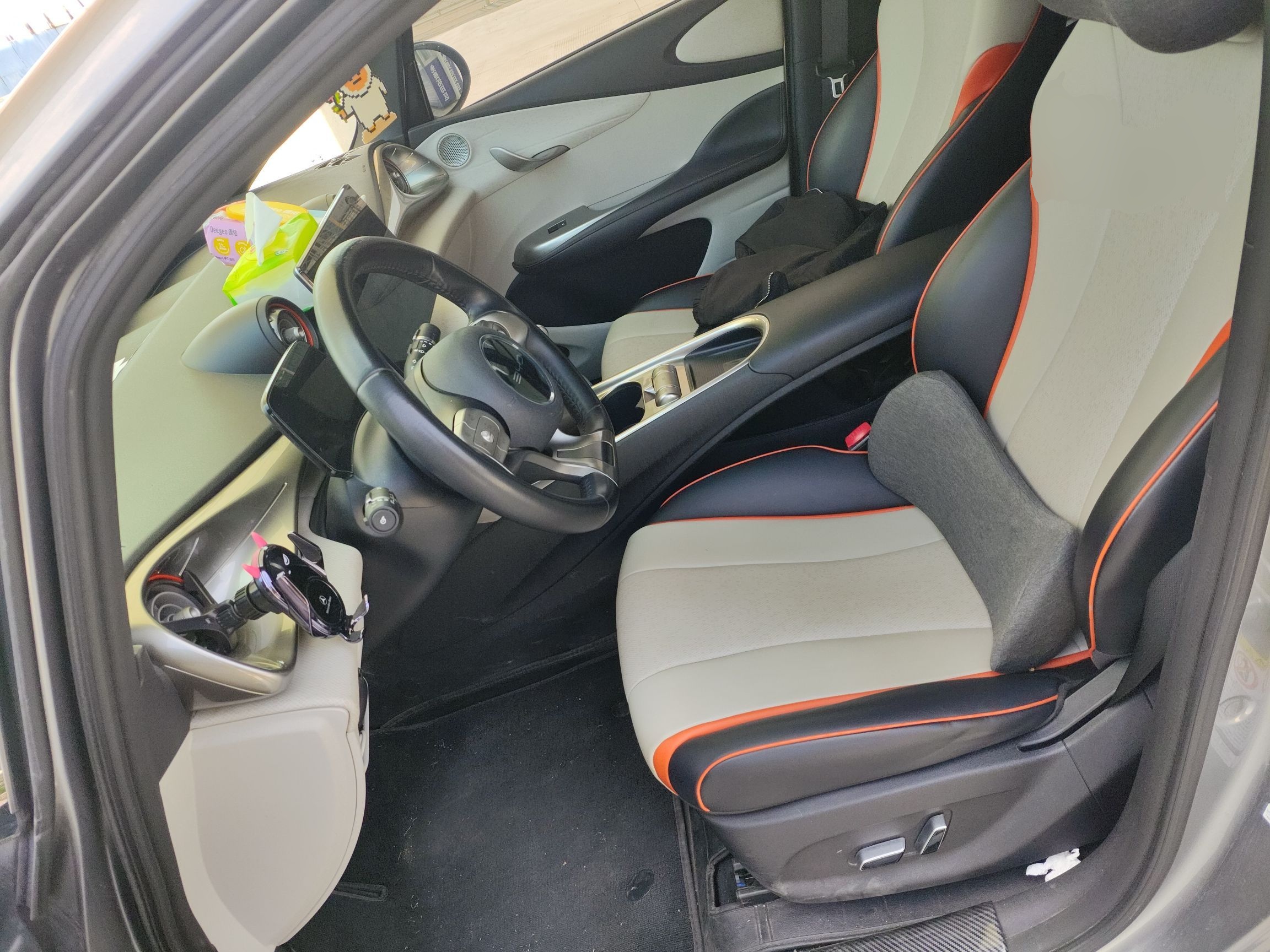 المقاعد الأمامية داخل السيارة