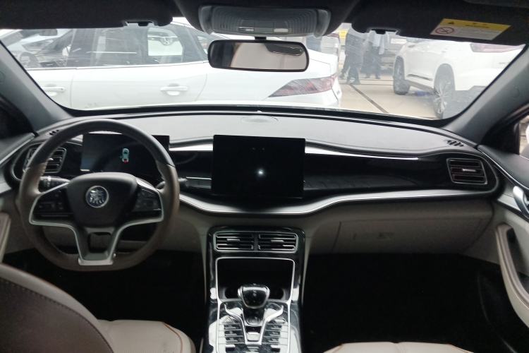 Used BYD Qin PLUS 2024 Honor Edition EV 420KM Leading Model Center Console