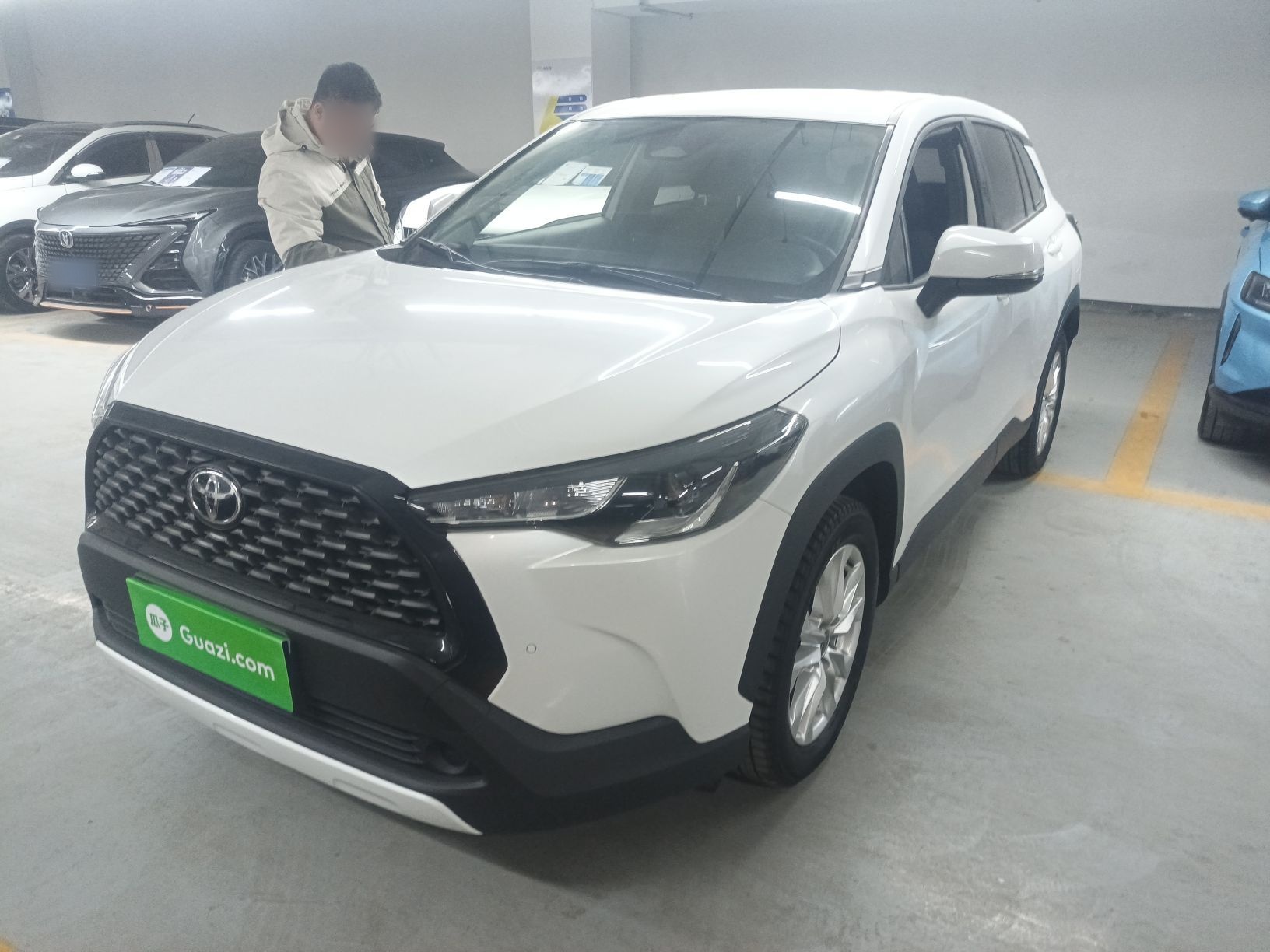 تحت مقدمة السيارة