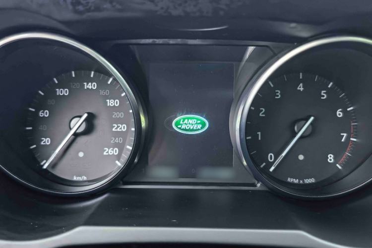 Used Land Rover Range Evoque 2018 240 PS SE Smart Brilliance Edition Interior 7