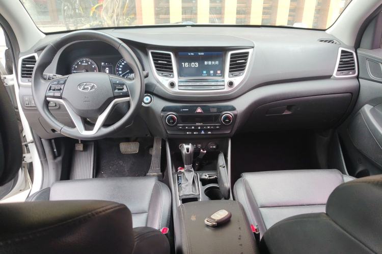 Used Hyundai Tucson 2015 1.6T Dual-Clutch Two-Wheel-Drive Smart Model Center Console