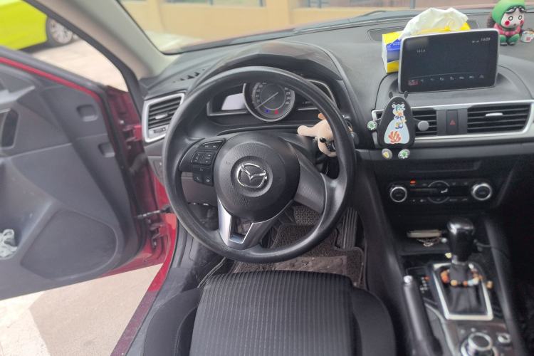 Used Mazda 3 Axela 2014 Sedan 1.5L Automatic Luxury Model
