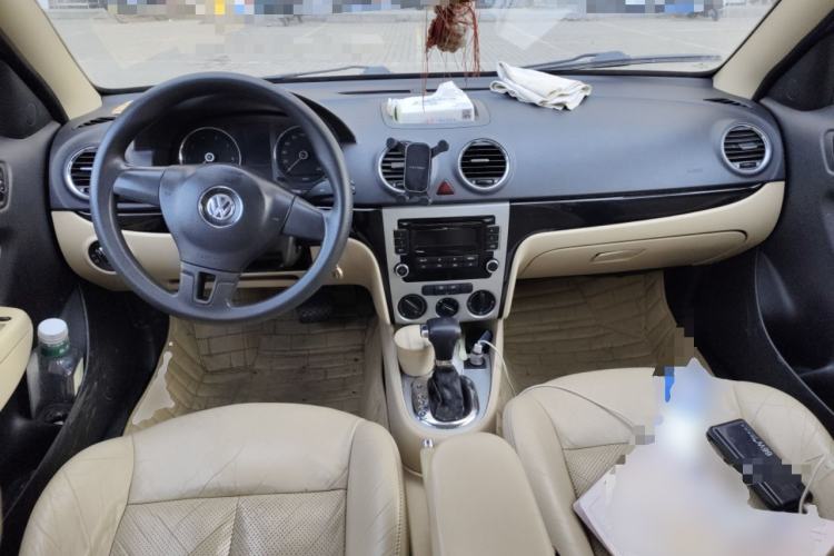 Used Volkswagen Lavida 2011 1.6L Automatic Premium Edition Center Console