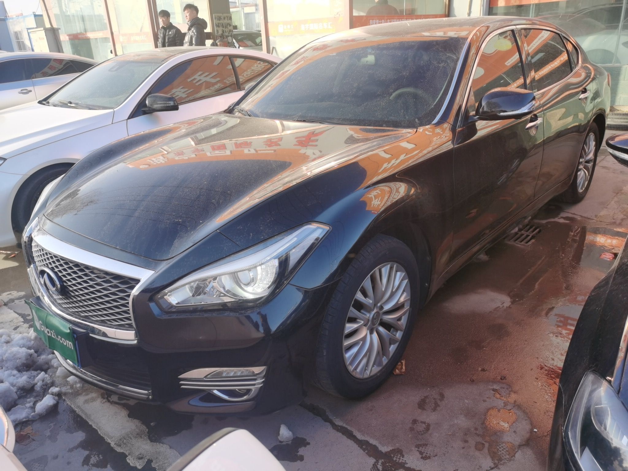 Под передней частью автомобиля