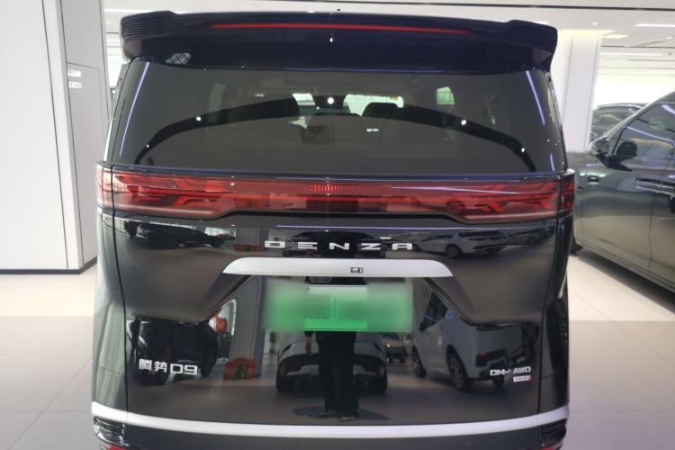 Used Denza D9 2025 DM-i Smart Drive 1020 Four-Wheel Drive Deluxe Model
