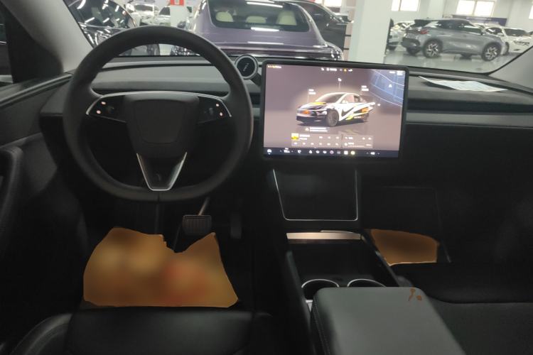 Used Tesla Model Y 2025 Rear-Wheel Drive First Edition Center Console